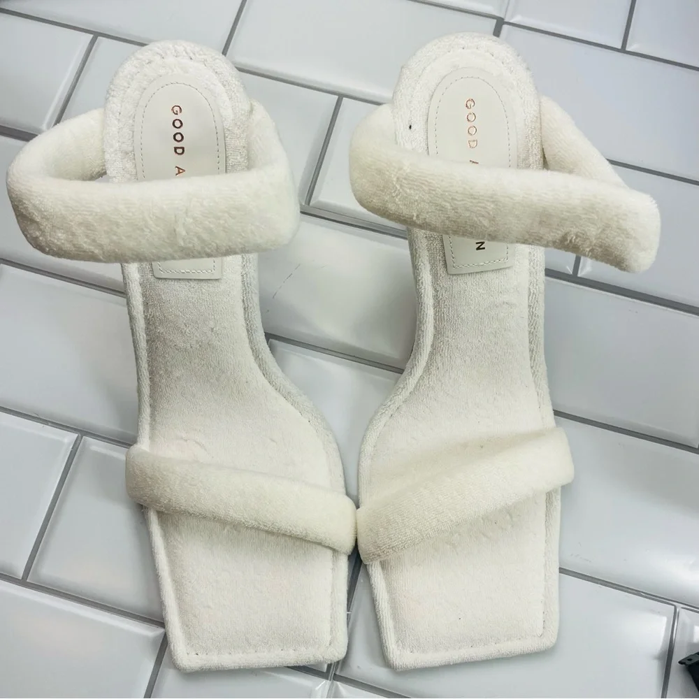 NIB GOOD AMERICAN WHITE‎ TERRY SLIP ON SANDALS
